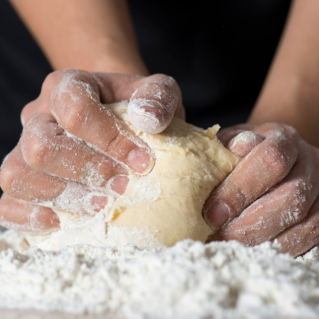 mani che impastano la pasta
