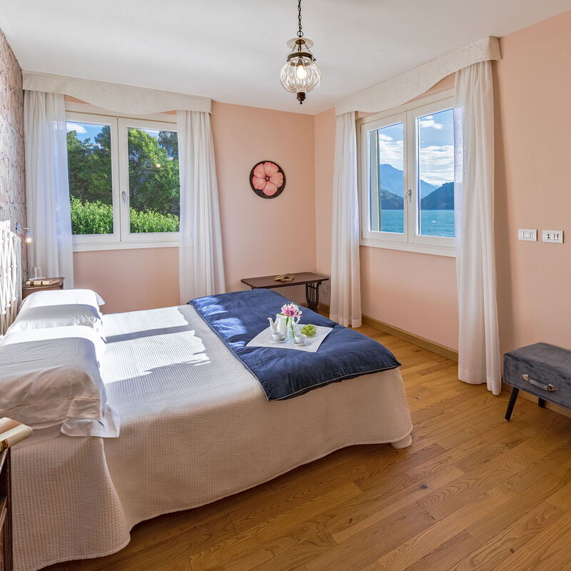 Villa L'angelo Del Lario - By Belcantovillas: Splendid double bedroom with a wonderful view of Lake Como.