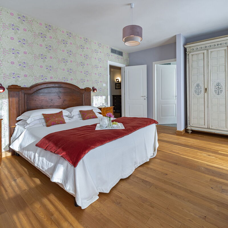 Villa L'angelo Del Lario - By Belcantovillas: Romantic double bedroom in the villa for rent on Lake Como.