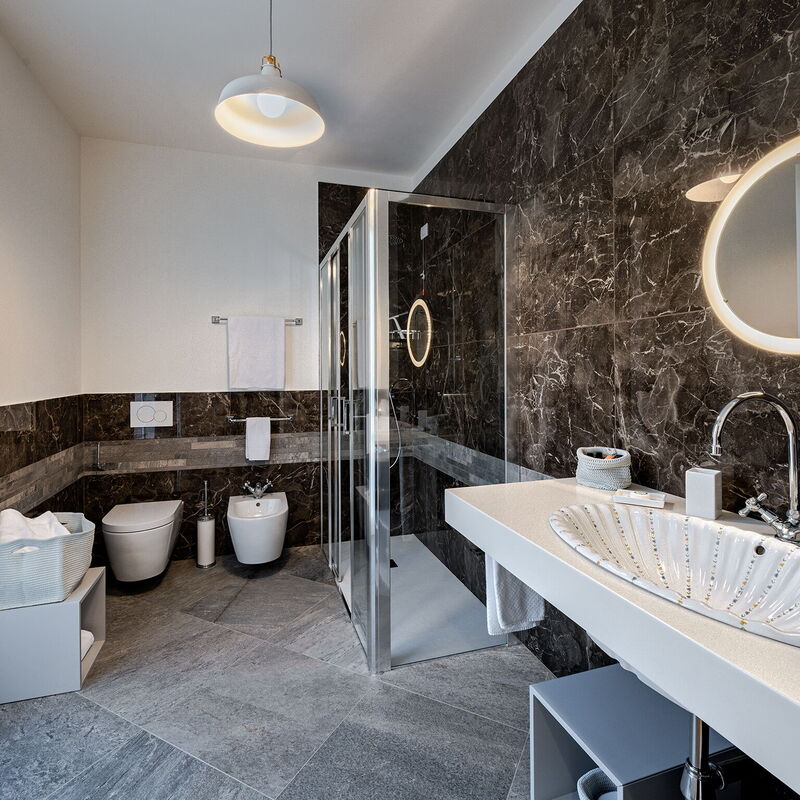 Villa L'angelo Del Lario - By Belcantovillas: Elegant bathroom with shower of the splendid holiday villa on Lake Como.