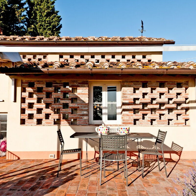 Villa Sunflower - By Belcantovillas: Outdoor patio of the beautiful villa for rent in the Tuscan countryside - Sunbathing