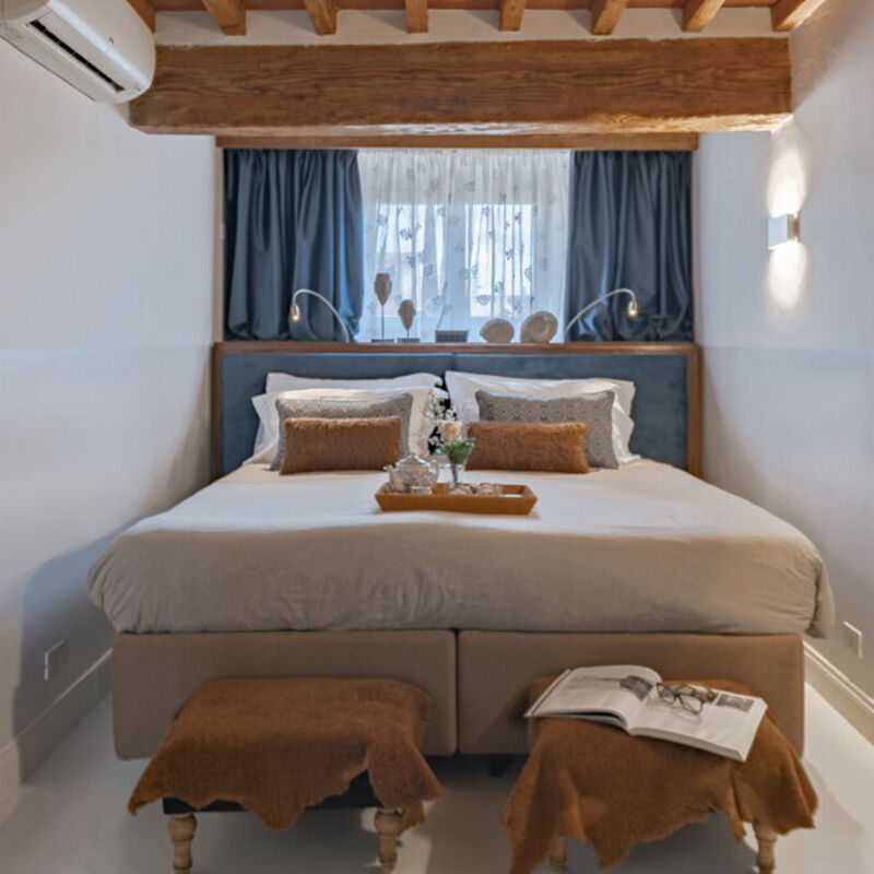 Charming Altana Tower View - Belcantovillas: Elegant double bedroom in the splendid apartment for rent in Florence.