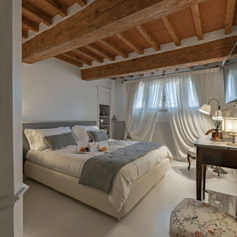 Charming Altana Tower View - Belcantovillas: Apartment for rent with wooden beam ceilings in Florence.