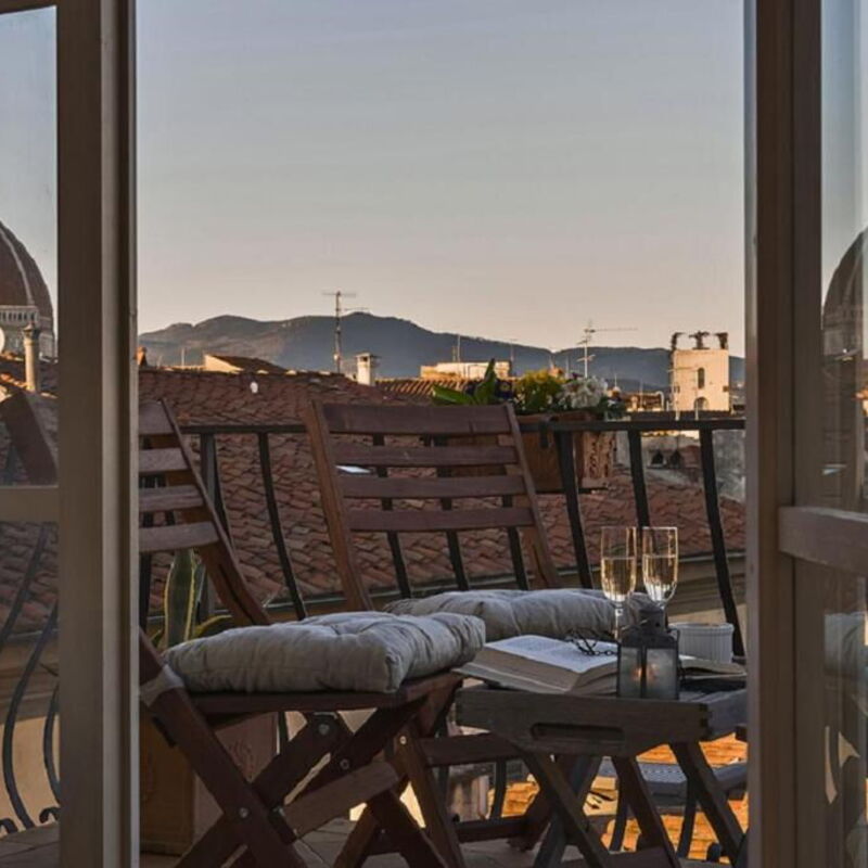 Charming Altana Tower View - Belcantovillas: Holiday apartment with historic furnishings in the heart of Florence.