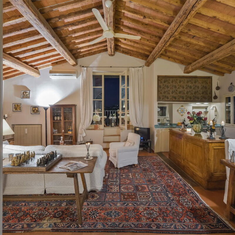Charming Altana Tower View - Belcantovillas: Cozy living room of the holiday apartment in the heart of Florence.