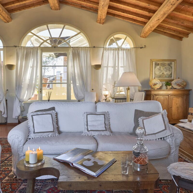 Charming Altana Tower View - Belcantovillas: Fantastic furnished living room of the holiday apartment in Florence.