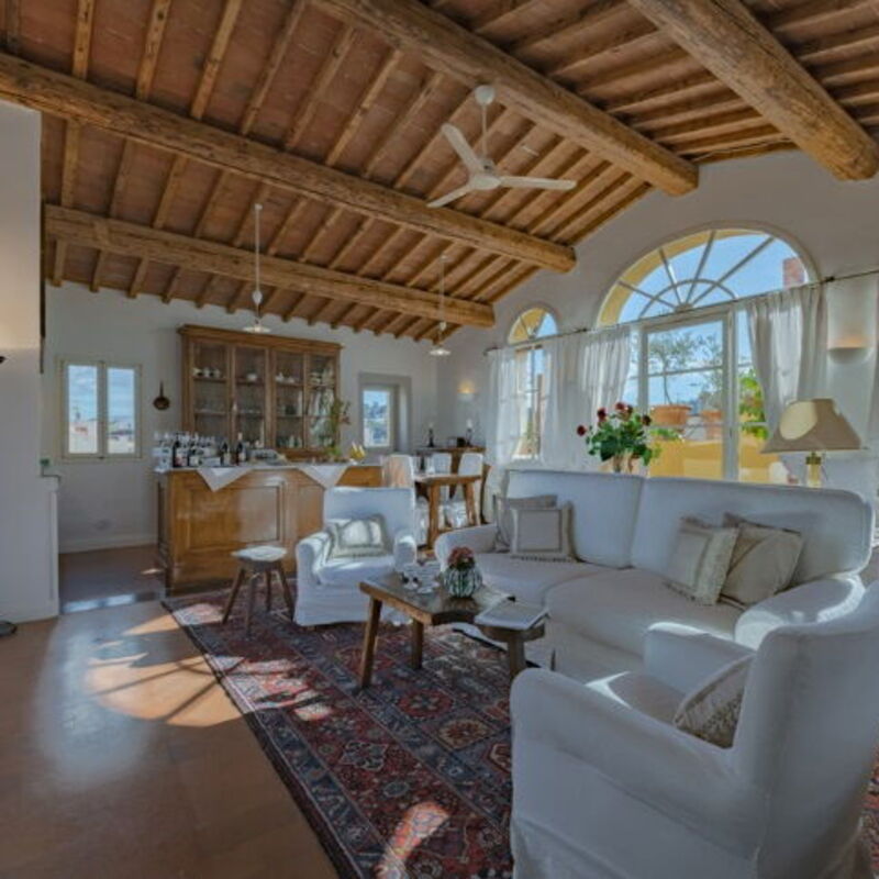 Charming Altana Tower View - Belcantovillas: Fascinating living room of the elegant apartment for rent in Florence.