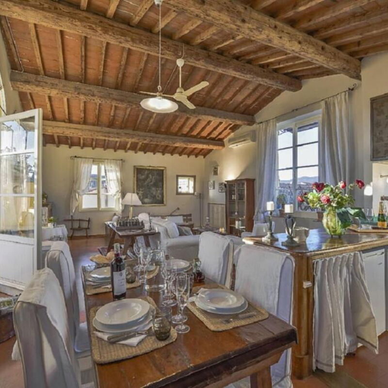 Charming Altana Tower View - Belcantovillas: Cozy dining room of the elegant apartment for rent in Florence.
