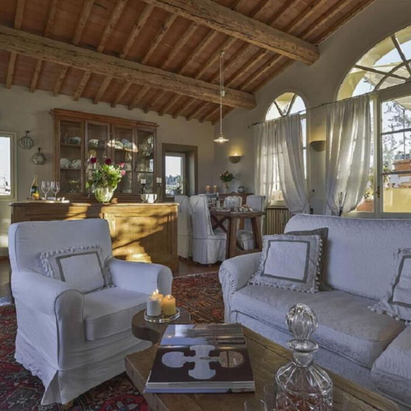 Charming Altana Tower View - Belcantovillas: Magnificent living room of the elegant apartment for rent in Florence.