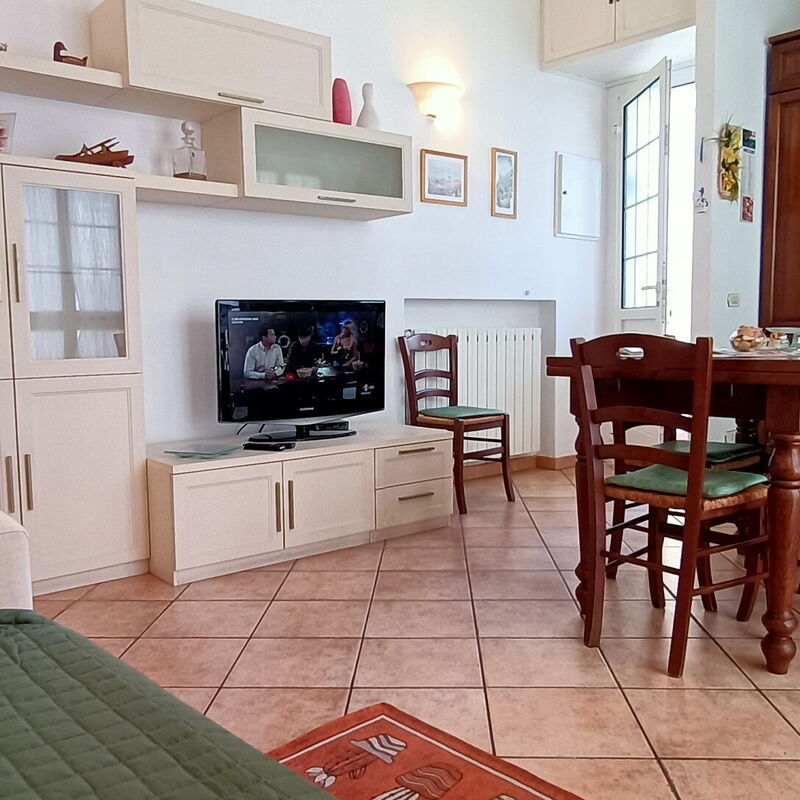 Comfy Flat - By Belcantovillas: Dining Room, Living Room