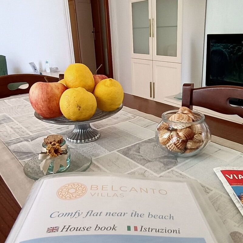 Comfy Flat - By Belcantovillas: Dining Room, Living Room