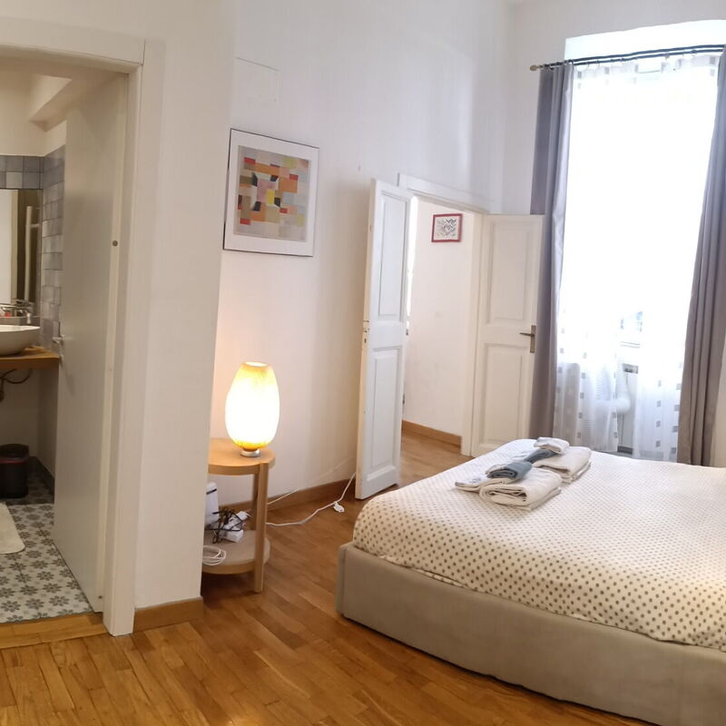 Terrace Apartment On The Monuments Of Rome - Belcantovillas: Wonderful bedroom with private bathroom in Rome.
