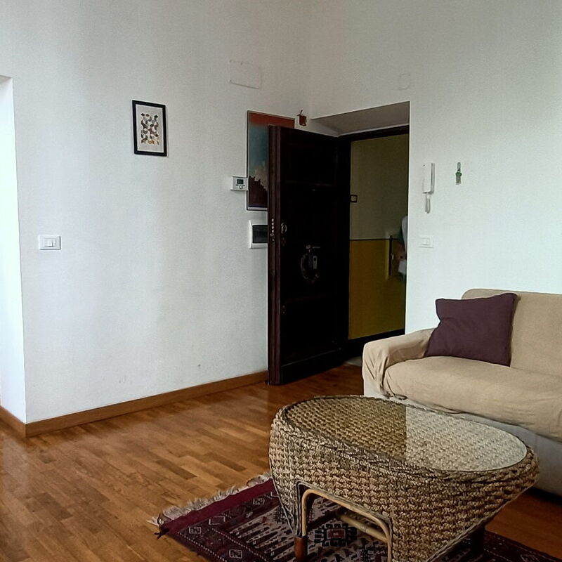 Terrace Apartment On The Monuments Of Rome - Belcantovillas: Cozy living room of the apartment for rent in the heart of Rome.