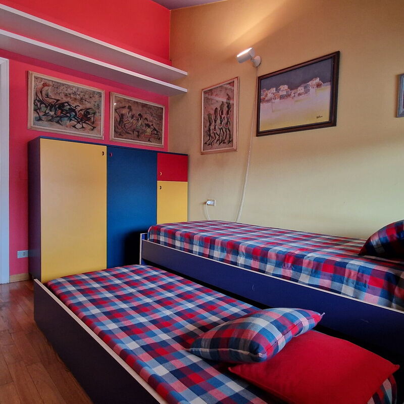 Foscolo Steps To The Sea: Room with two single beds suitable for families with children.