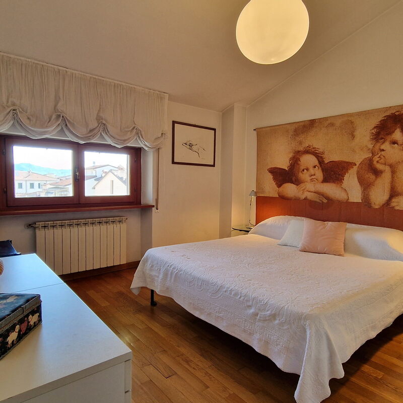 Foscolo Steps To The Sea: Bedroom with magnificent painting in the center of Viareggio.