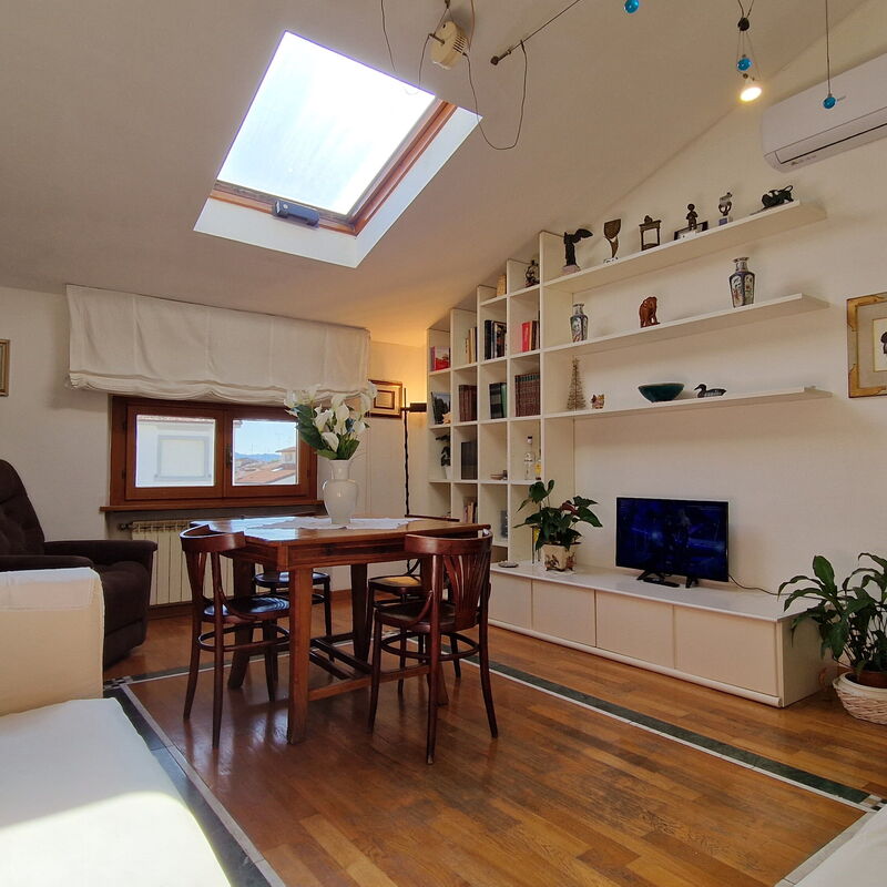 Foscolo Steps To The Sea: Bright living room decorated in wood and marble.